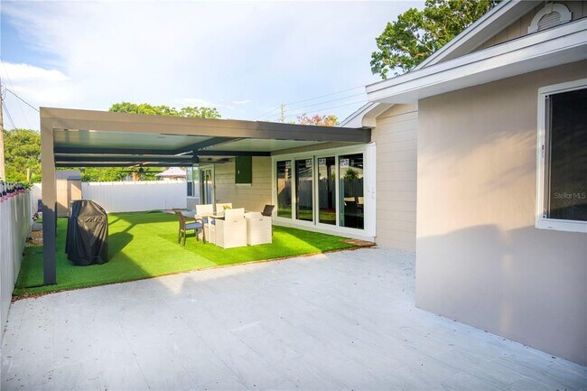 Building Photo - 1504 Hallam Dr