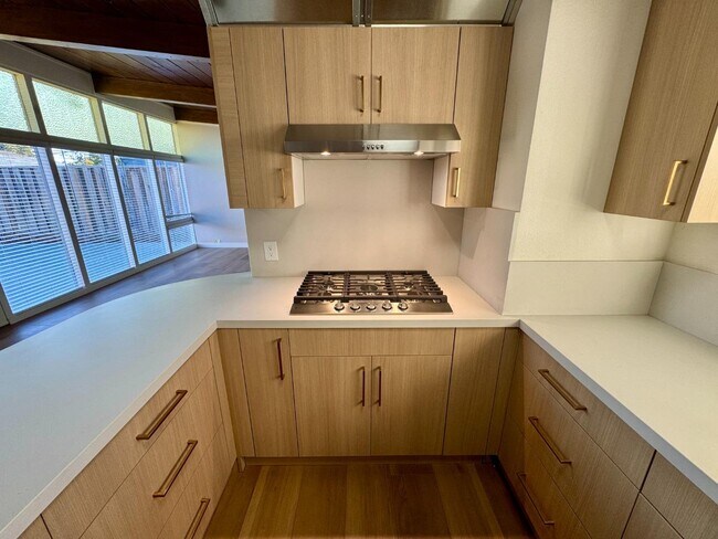 Building Photo - 554 Maple Ave