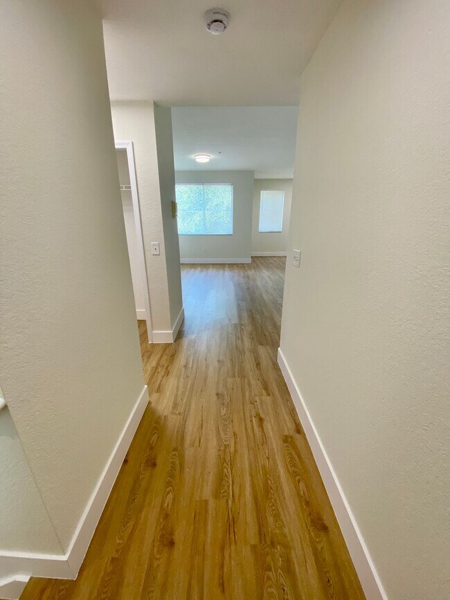 Building Photo - Greenhills-11032