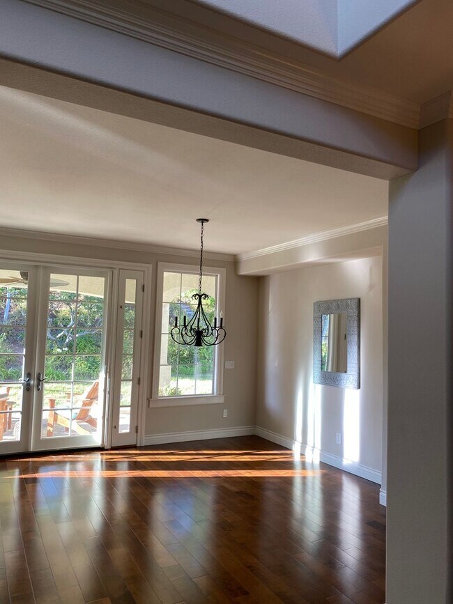 Building Photo - Private Courtyard Entry & Expansive Backyard Oasis