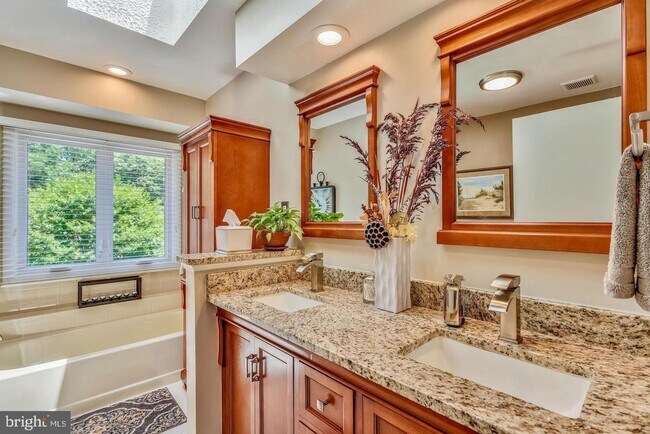 Building Photo - Experience elevated living in this beautifully renovated townhome nestled within the highly sough...