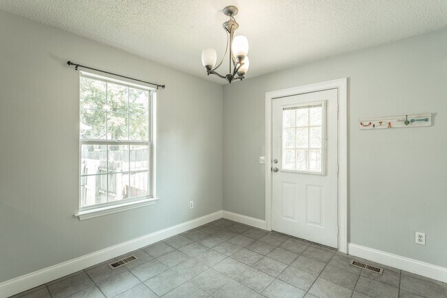 Building Photo - 3 bedroom, 2 bathroom home in the Southside!