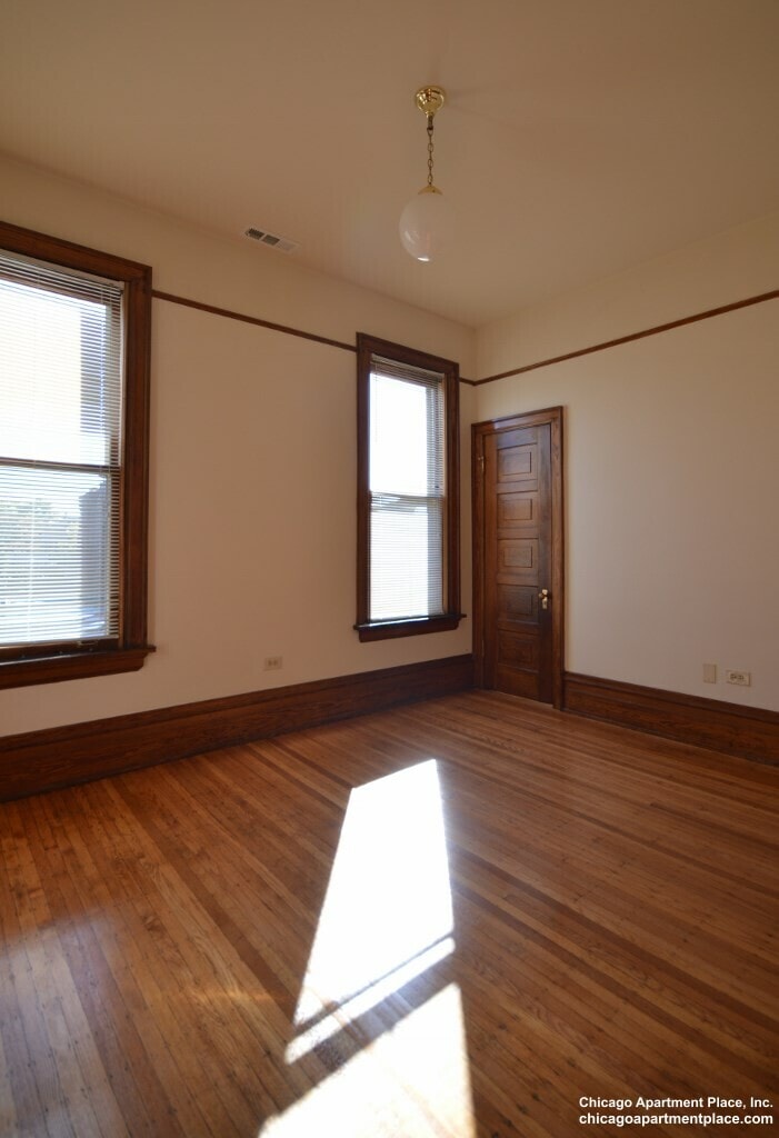 Building Photo - 2214 N Kenmore Ave
