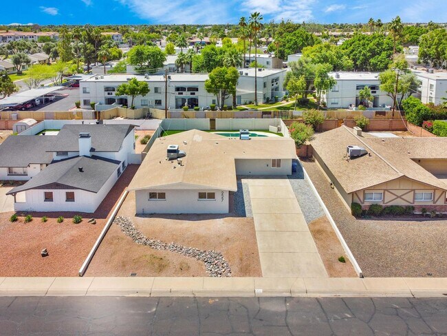Building Photo - 6 Bedroom/4 Bath - Fully Remodeled