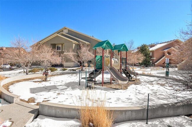 Building Photo - Like new gorgeous ground level Condo with Detached Garage and open floor plan.