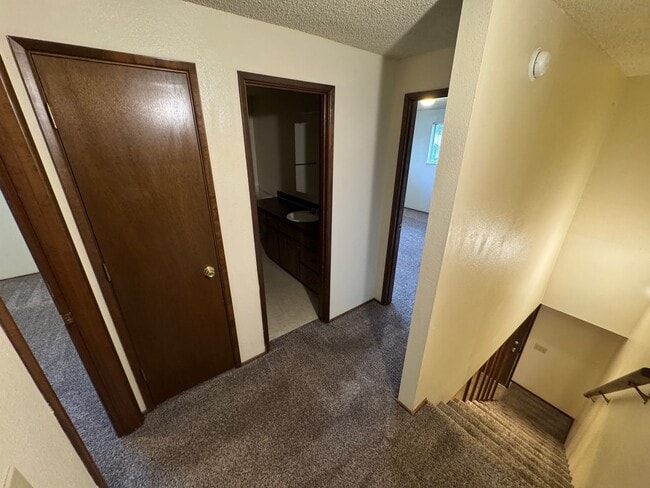 Building Photo - Updated 2 bedroom 1 1/2 bath duplex in Springfield!