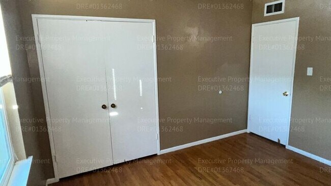 Building Photo - 3 bedroom/ 1.5 bathroom home with a detach...