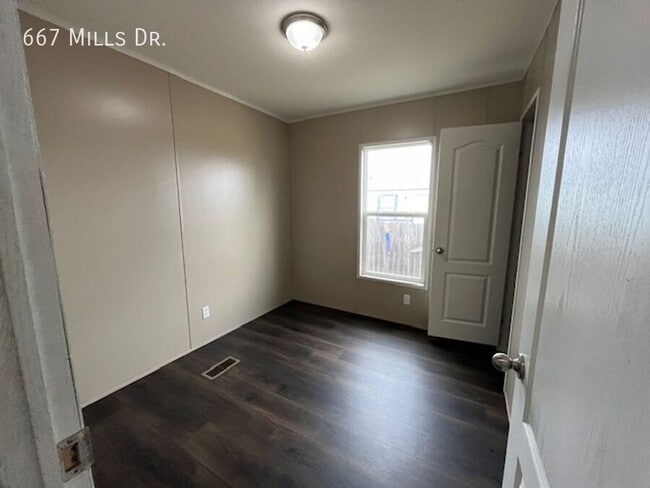 Building Photo - 667 W Mills Dr