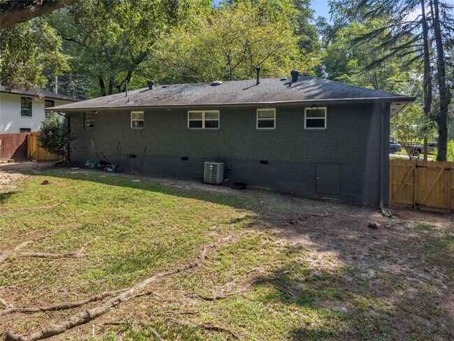 Building Photo - 610 Oriole Dr SE