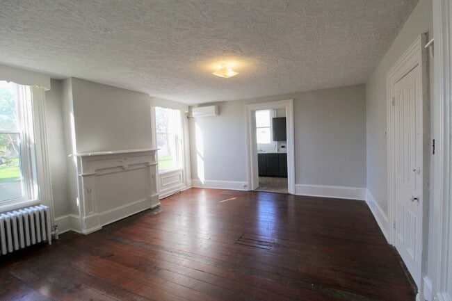 Building Photo - 1 bed, 1 bath apartment for rent in Downtown Harrisonburg!