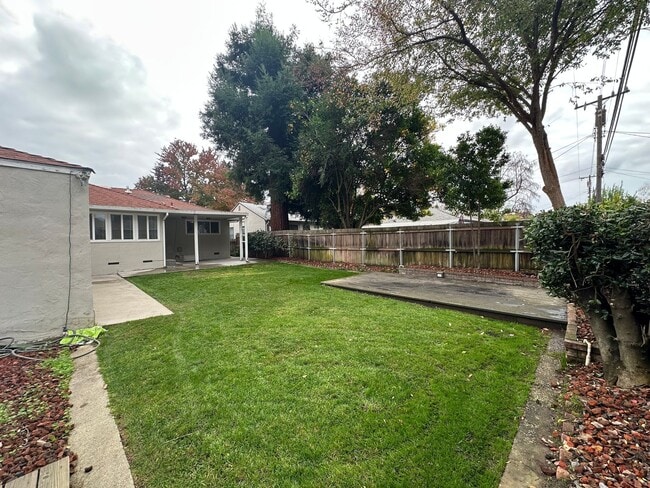 Building Photo - Great Location near McKinley Park!