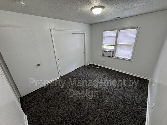 Building Photo - 1039 5th St