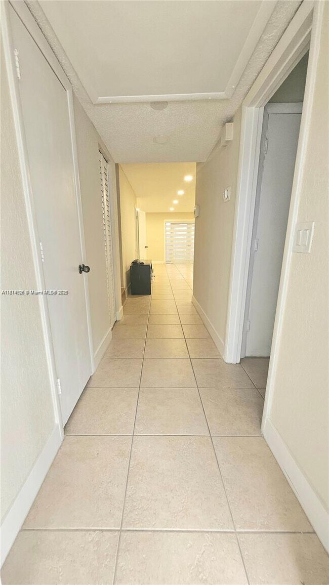 Building Photo - 3038 NW 69th Ct