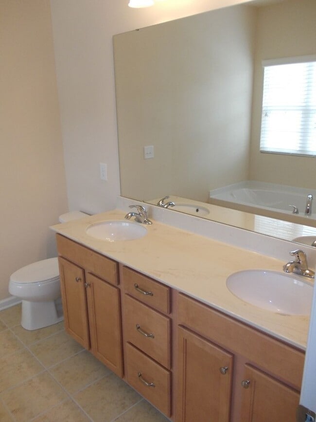 Building Photo - 3 Bed 2.5 Bath 2 story townhome in Christe...