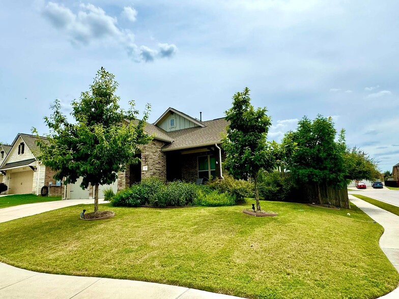 9000sq ft corner lot - 241 Frio Ln