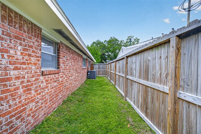 Building Photo - 9667 Meadowvale Dr