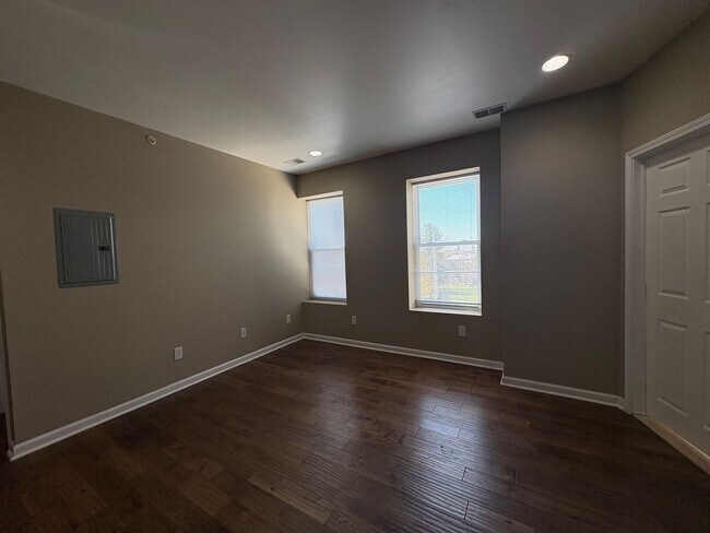 Building Photo - 4400 Lancaster Ave