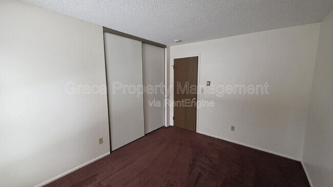 Building Photo - 1044 Maple Dr