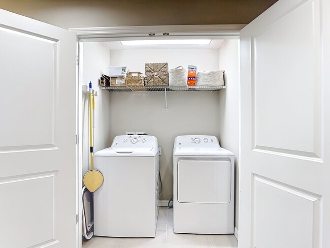 Building Photo - 10525 Oakside Dr