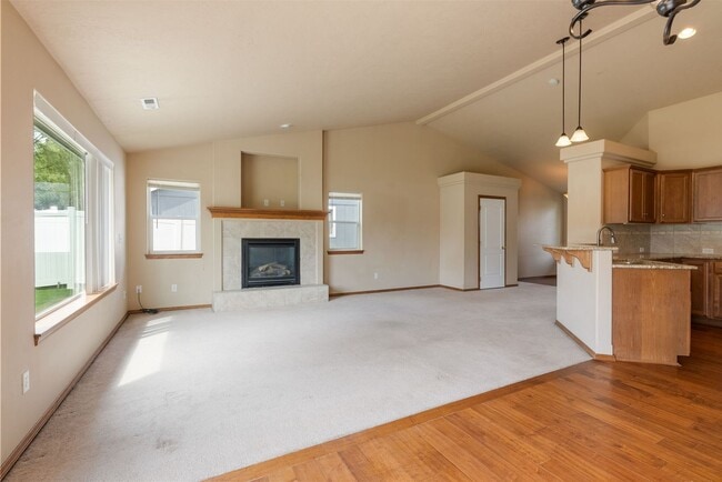 Building Photo - 3 Bedroom Home with a 3 Car Garage in Deer...