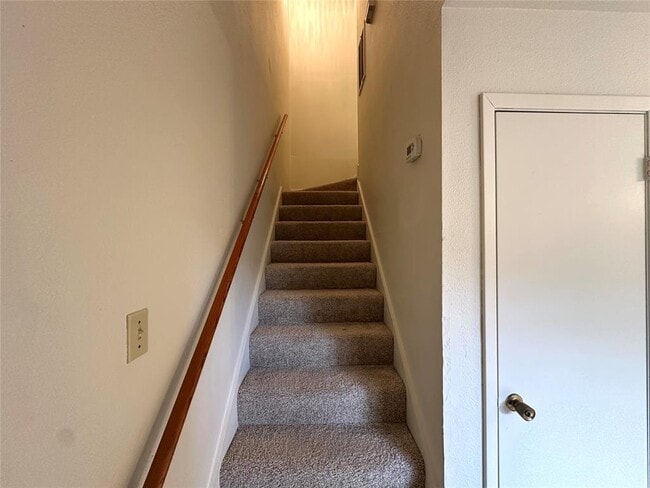 Building Photo - 2203 Creekside Ln