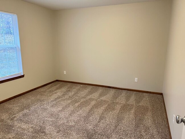 Building Photo - 2 Bed Single Level Duplex in Grain Valley