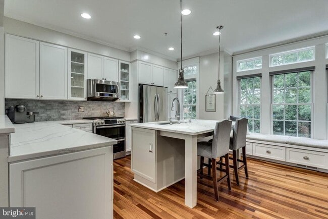 Building Photo - 820 W Glebe Rd