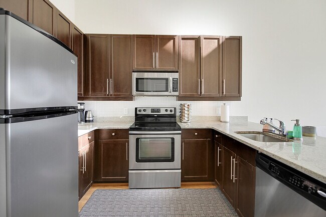 Building Photo - 909 Usher St