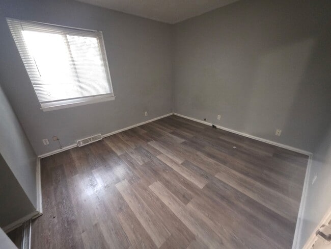 Building Photo - Large 4 Bedroom Single House with finished...