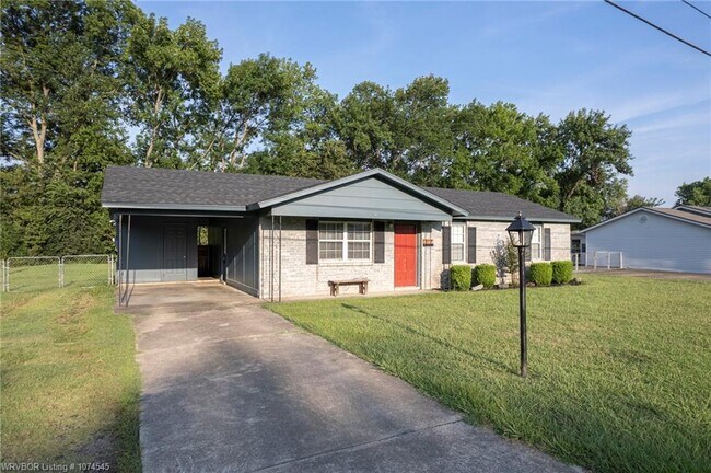 Building Photo - 502 8th St