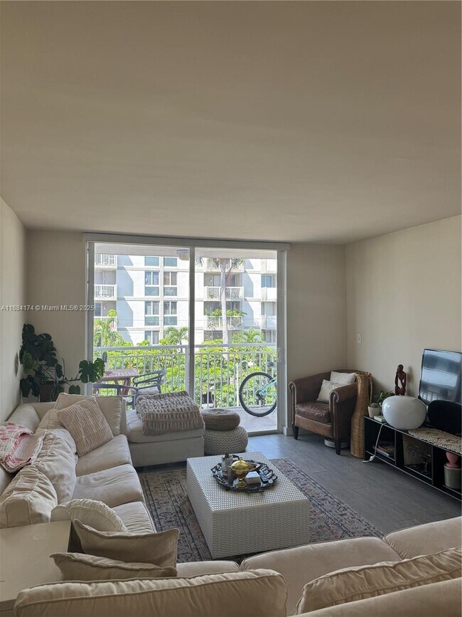 Building Photo - 1665 Bay Rd