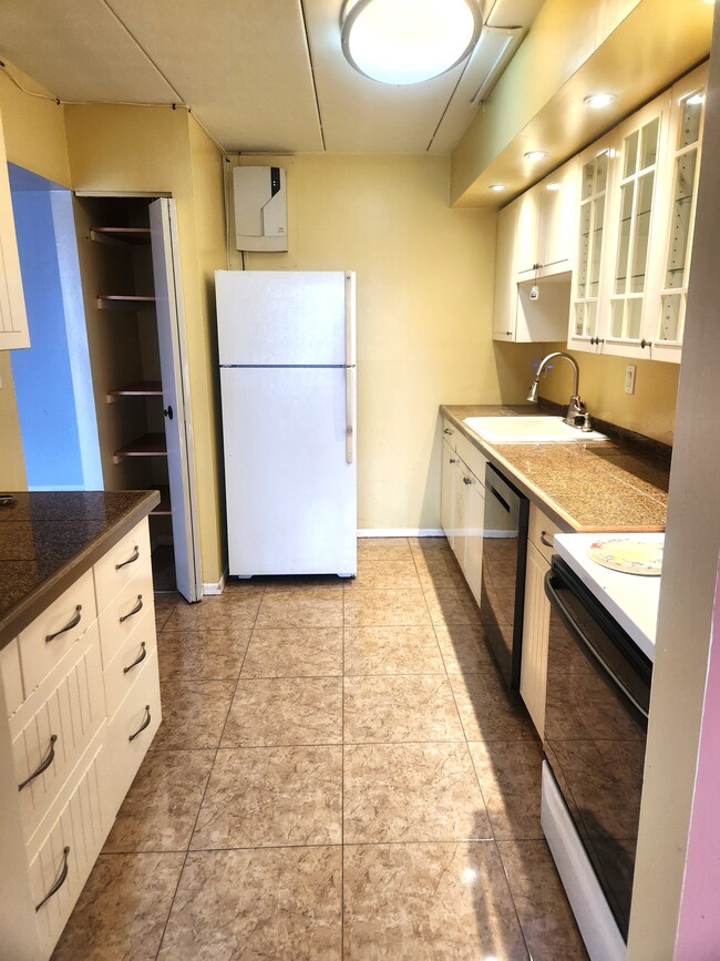 Kitchen - 1575 W Street Rd