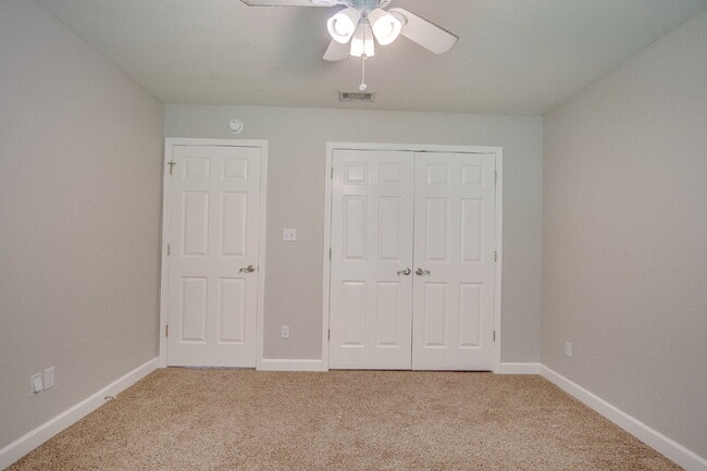 Building Photo - Spacious Pace Home with Office, Fireplace & Pergola