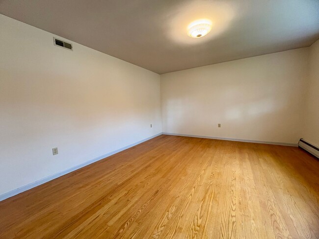 Building Photo - 3 Bedroom 1.5 Bathroom in Harrisburg -Cent...
