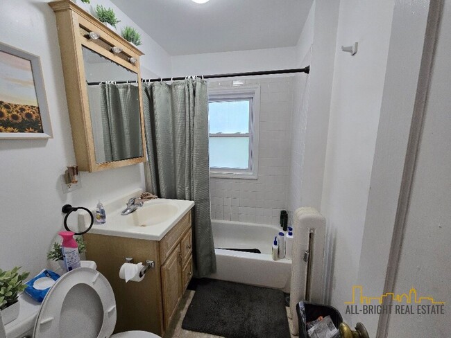 Building Photo - Large Duplex - Off-Street Parking - Centra...