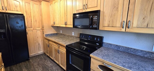 Building Photo - 2 Bedroom, 1.5 Bathroom, 1 Car Garage For Rent In The 4-J Subdivision