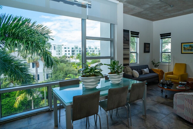 Building Photo - 335 SE 6th Ave