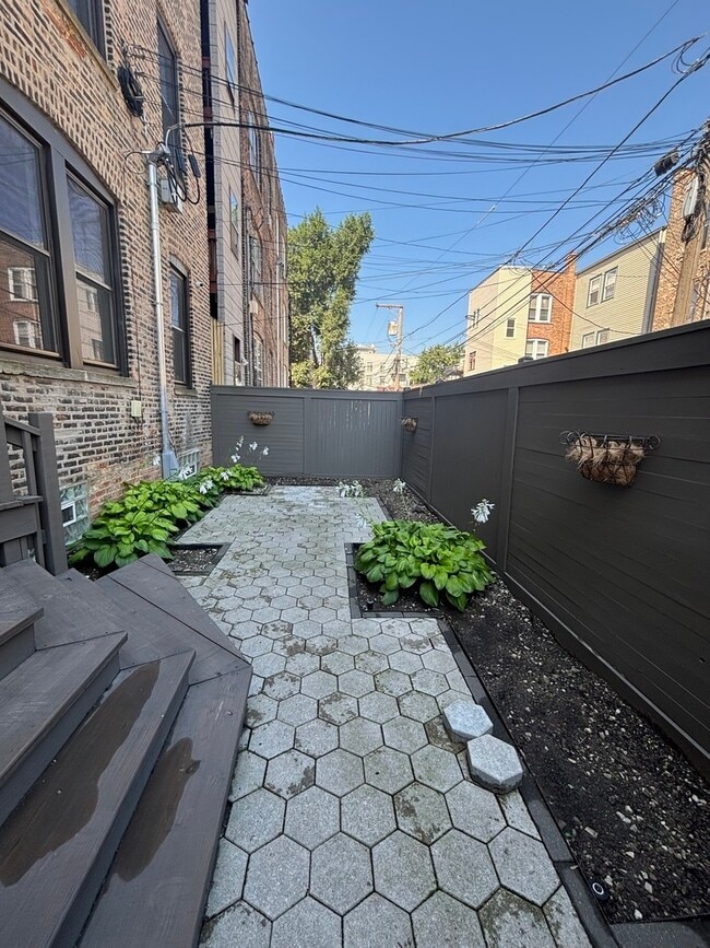 Building Photo - 2318 W Thomas St