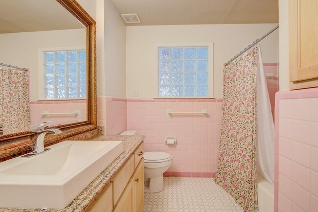 Building Photo - 6307 Kenwood Ave