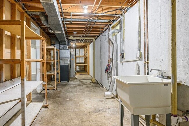 Building Photo - 1550- Chic 3BR Ranch in Parchment - Sleek,...