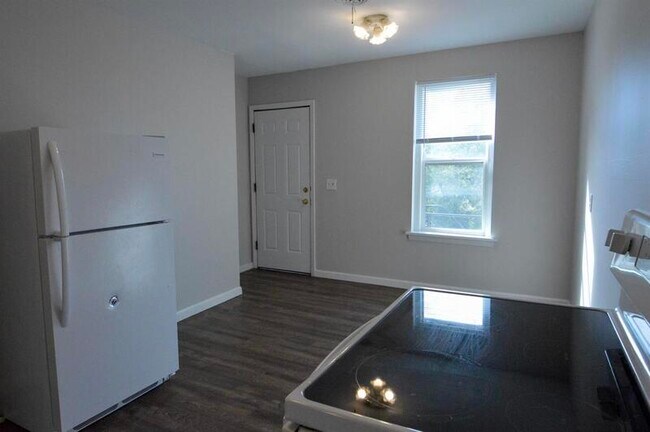 Building Photo - 2426 1/2 S 16th St #7
