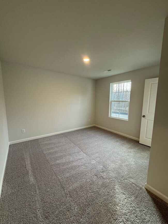 Building Photo - Newer 4BR 2.5BA Home!