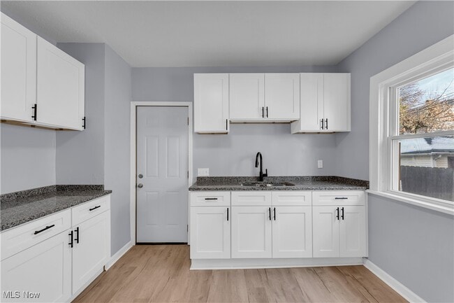 Building Photo - 11913 Buckingham Ave