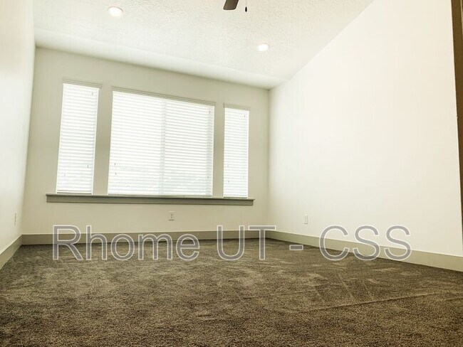 Building Photo - 2337 W Cresthaven Ln
