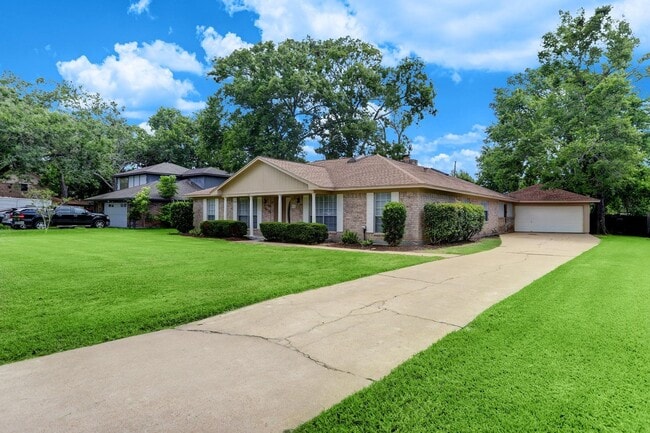 Building Photo - Spacious home on 1/3 of an acre w/ BONUS F...