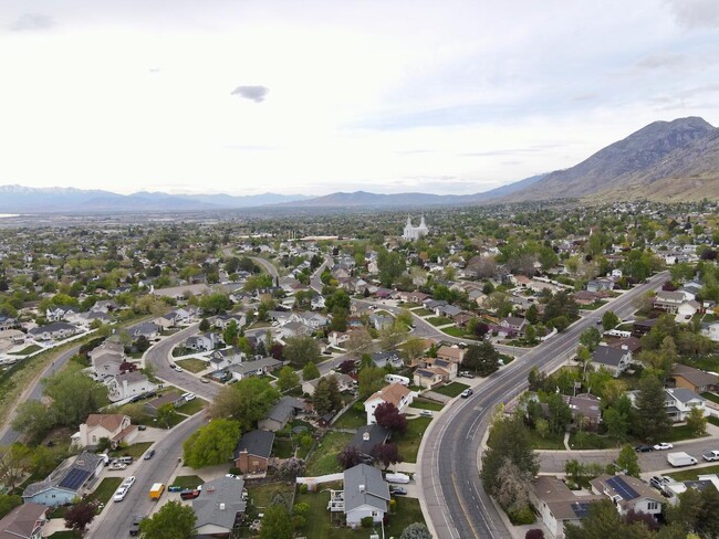 Building Photo - 1652 400 E