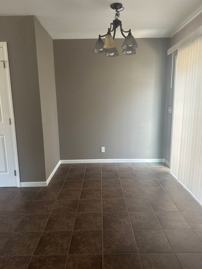 Building Photo - 3 bedroom townhouse