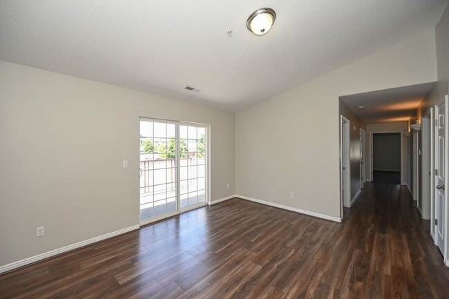 Building Photo - Beautiful 3 Bedroom Condo in Amazing Locat...