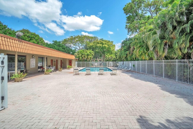 Building Photo - 740 E Coco Plum Cir