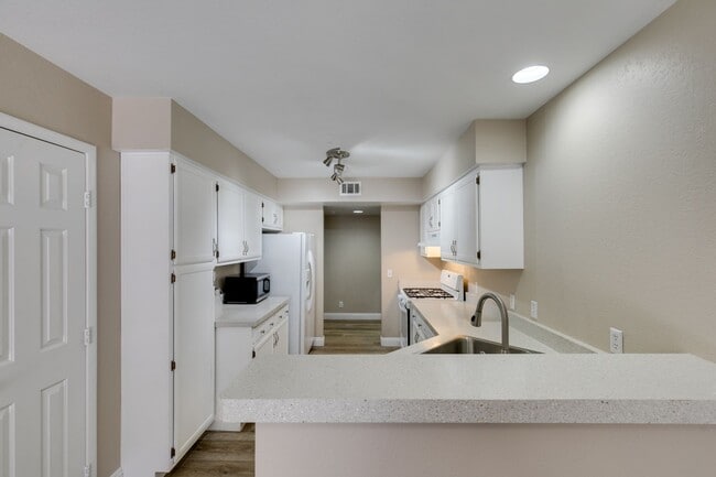 Building Photo - Stylish 2-Bedroom Townhome in Green Valley with Modern Upgrades & Prime Location!